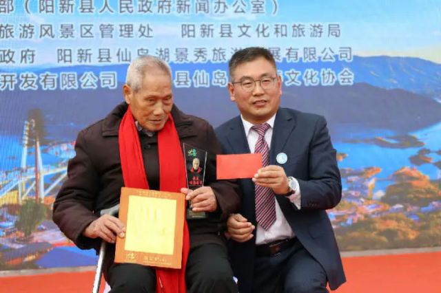 图3  王智墨为百岁老人蔡定炉颁奖（石欢 摄）.jpg