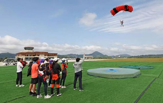 1763367772391542.jpg 图2 国家跳伞队在竹山通用培训跳伞运动员 (向继华 摄).jpg