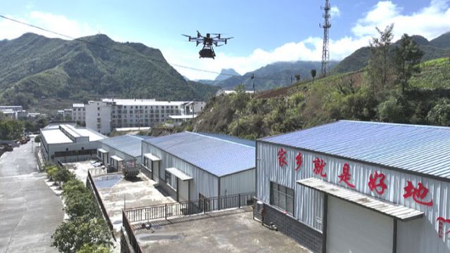 图4 无人机运送货物 （向继华 摄）.jpg