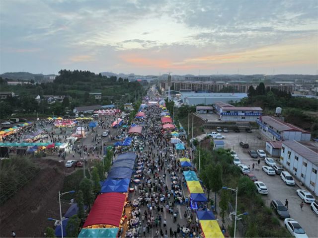 1763538803635505.jpg 图1 2025年雁江小龙虾美食周中和镇集中品鉴区 拷贝.jpg