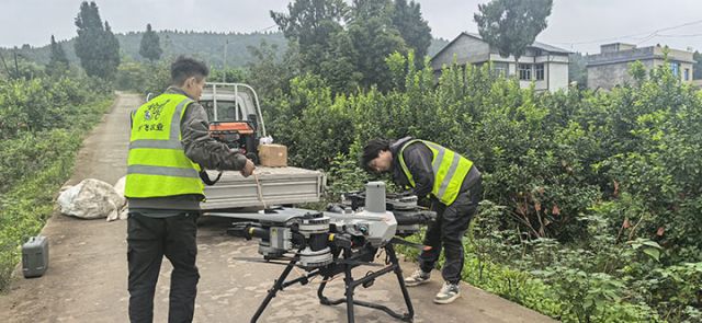 图2  张骏海与团队成员进行无人机起飞前准备工作。易奎西 摄.jpg