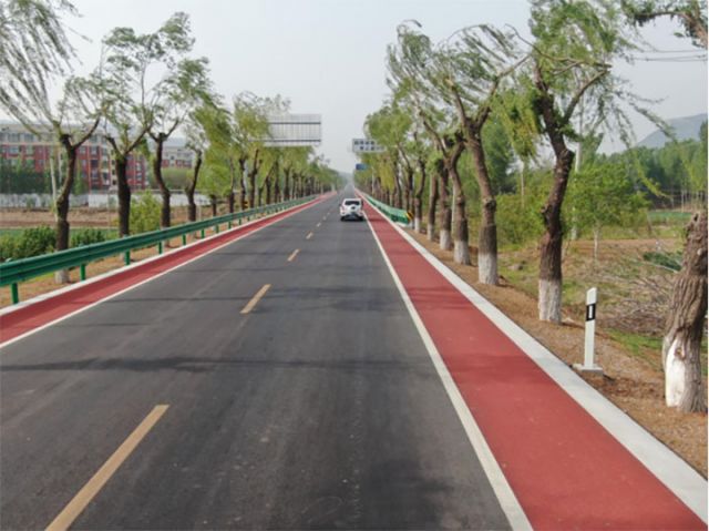 1764063012623368.jpg 图2 笔直的道路通向诗与远方(刘影 摄) 拷贝.jpg