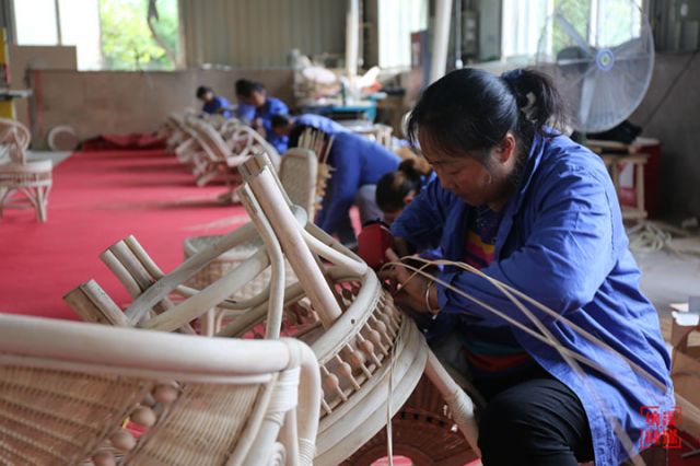 图3  工人进行竹工艺编织。（区林竹局供图）.jpg