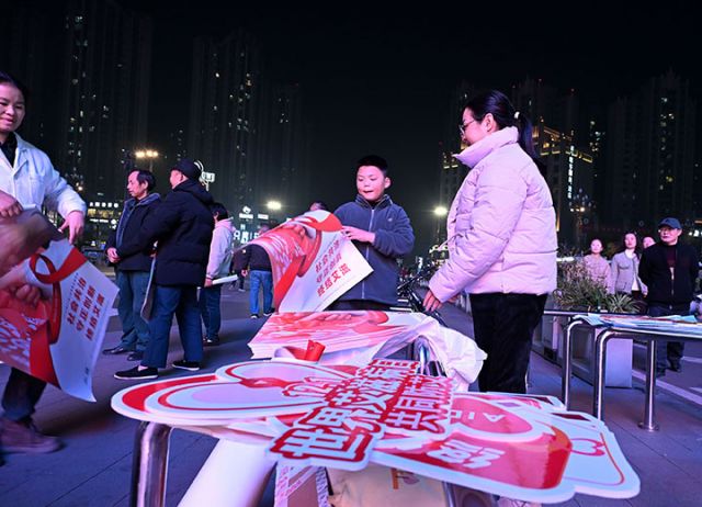 1764752243882052.jpg 图3 区疾控中心工作人员向过往人群发放艾滋病宣传海报.jpg