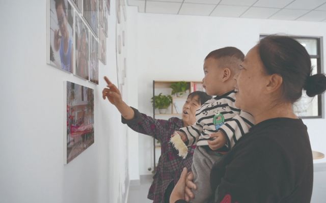 民江小区居民参观改造后的活动室 .jpg