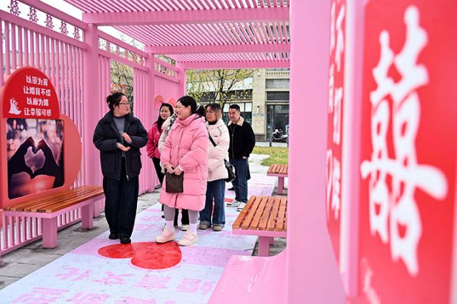 1764834925760496.jpg 图3 12月3日,四川省内江市东兴区东兴街道圣宴社区,当地干部群众在刚建成的东兴社区卫生服务中心新型婚育文化长廊打卡。.jpg