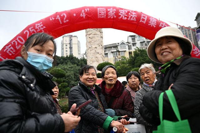 1764927028524702.jpg 图5 12月4日,四川省内江市东兴区和平广场,当地干部群众在“12.4”国家宪法日里沉浸式体验、学习宪法知识。.jpg