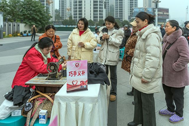 图3 巧手义补。杨康忠  摄.jpg