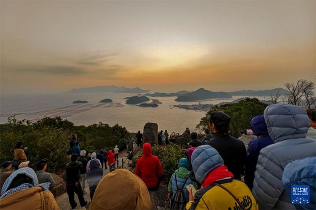 图1 12月4日，摄影爱好者们在霞浦县三沙镇花竹村观赏拍摄海上日出。 拷贝.jpg