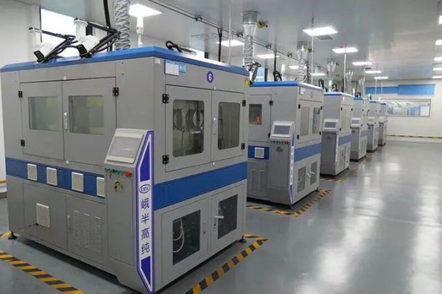 1765975245581527.jpg 图2 高纯材料自动化生产线.jpg