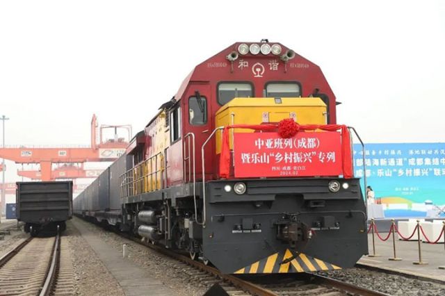 1765975323301108.jpg 图5 中亚班列(成都)暨乐山“乡村振兴”专列发车.jpg