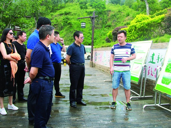 四川省县域经济学会会长张成明（中）与省政协农委主任刘宇（左前）了解米易县特色农业发展情况（潘兴扬 摄）.JPG