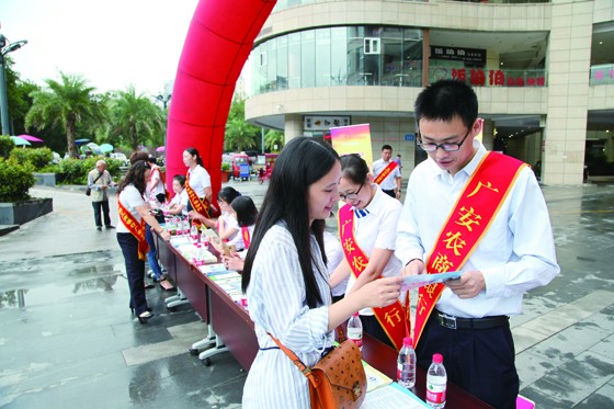向市过往市民解答金融业务问题.JPG