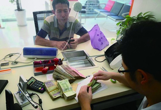 中都支行工作人员为客户换残币.jpg