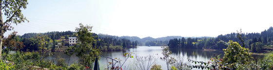 四川安岳县农村宝马湖一景.jpg