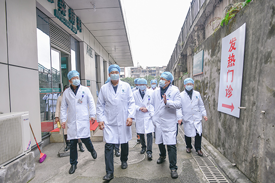 西南医科大学党委书记廖斌（前排中）调研新冠肺炎防治情况.jpg