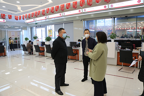 遂宁银保监分局局长舒悦到中国银行遂宁分行调研.JPG