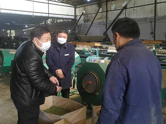高县农商银行行长赵军与支行行长到茶企调研.png