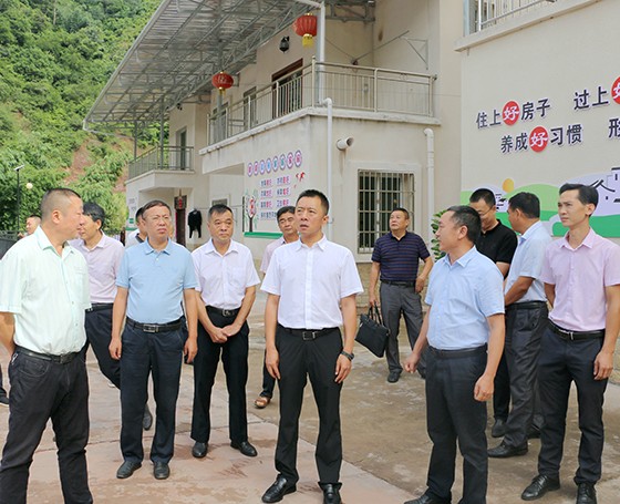 米易县委书记王飚在得石镇调研乡村振兴  巴且 摄.JPG