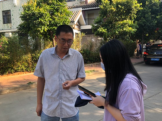 3 银江镇副镇长赵金川向记者介绍研学康养产业发展 潘兴扬 摄.jpg