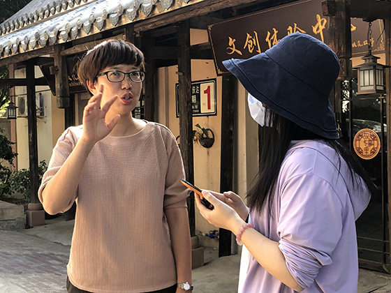 4 阿署达村委会主任鲍进芝介绍当地情况 潘兴扬 摄.jpg