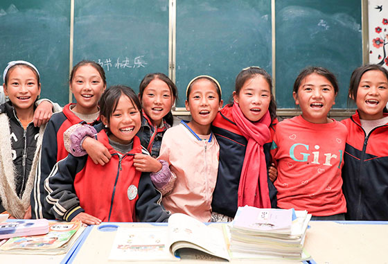 四川布拖县俄里坪小学五年级的住校学生，在祝福援彝教师敬冰、郭小红等人教师节快乐  邱海鹰 游青 摄.JPG