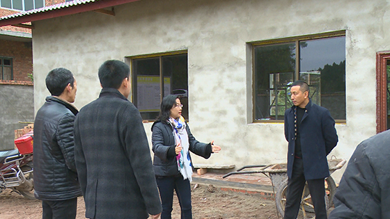 中江县县长李霞（右二）调研易地扶贫搬迁建设现场.bmp