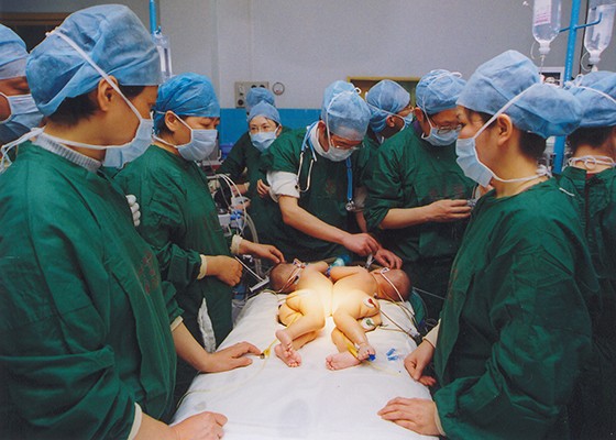2004年4月3日，成功实施省首例连体婴儿分离手术.jpg
