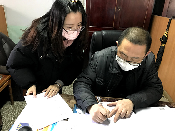 疫情期间，西昌金信村镇银行员工为企业提供上门服务.jpg