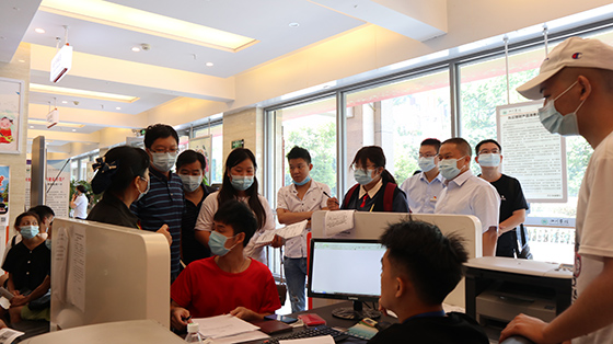 贫困学子现场申请助学贷款.JPG