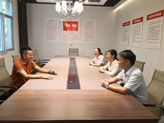 金江农商银行玉龙支行工作人员上门了解企业资金需求.jpg