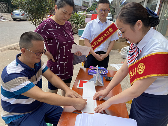 发放“灾后恢复贷款”.jpg