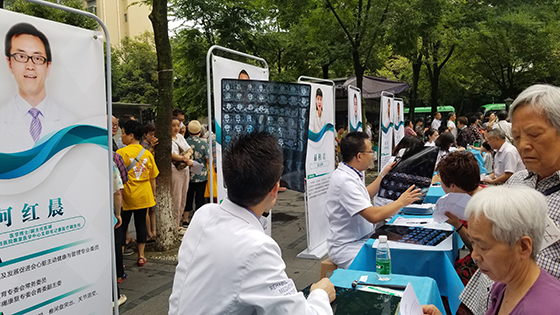 四川大学华西医院到芳草社区开展多学科大型义诊活动.jpg