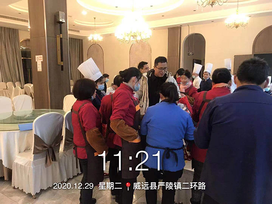 4小微金融支部宣传委员、南城支行行长刘唐一对多的宣讲服务.png