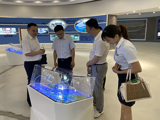 泸州农商银行负责人深入企业了解生产经营情况.jpg
