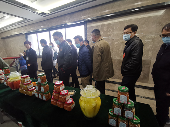 嘉宾参观“中国泡菜城”.jpg