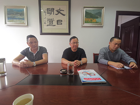 富顺县文化广播电视和旅游局局长周春文(中）介绍富顺文旅融合发展情况  周淼葭 摄.jpg
