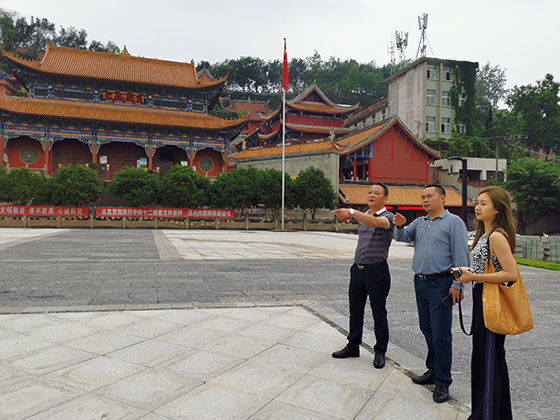 富顺县文化广播电视和旅游局旅游股股长颜力（中）介绍西湖片区清淤打造情况  周淼葭 摄.jpg