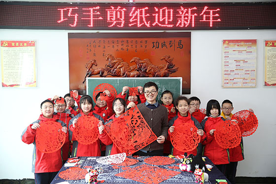 四川省内江市东兴区初级中学剪纸社团的学生剪出一幅幅剪纸作品庆祝虎年新春  兰自涛 摄.jpg