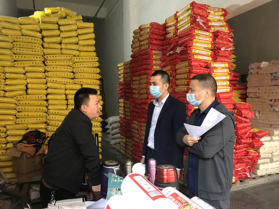 达州农商银行工作人员向商户了解融资需求.jpg