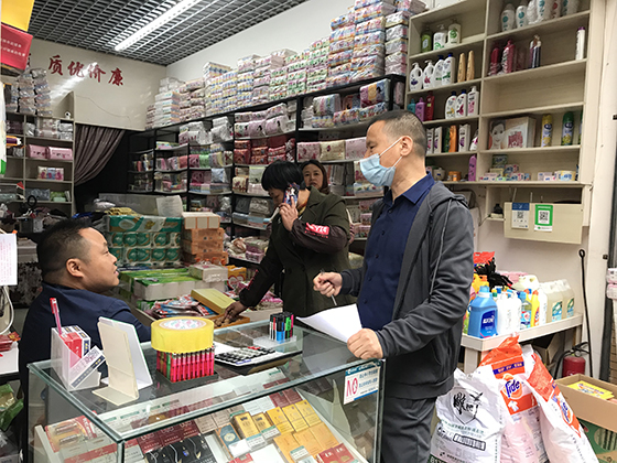 达州农商银行工作人员到商户处了解融资需求.jpg