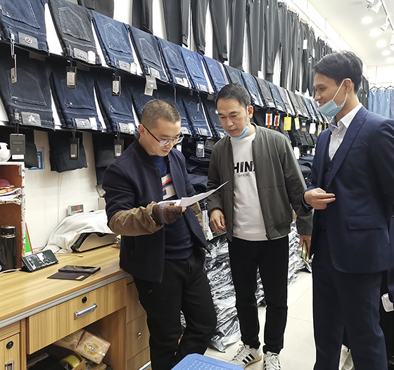 达州农商银行工作人员为商户现场定制金融服务方案.jpg