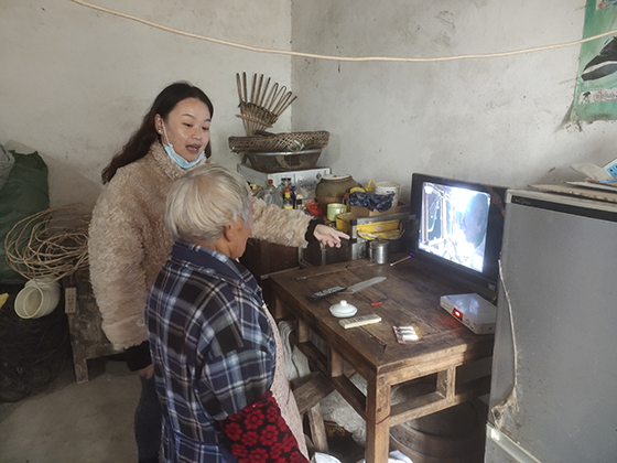 周娅娜到脱贫户陈婆婆家走访.png