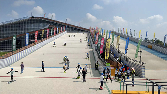 (4)青少年在四季滑雪场学习滑冰 成都市 新都区斑竹园街道供图.jpg