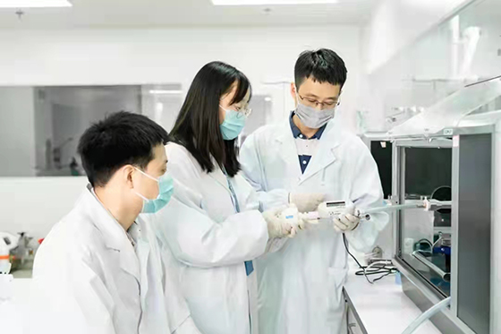 (3)成都医学城内企业科研人员正在进行实验.jpg