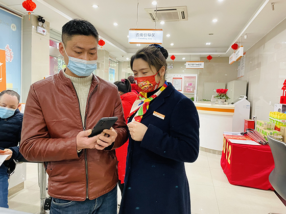 (3)仁寿农商银行员工向客户宣传校园缴费.jpg