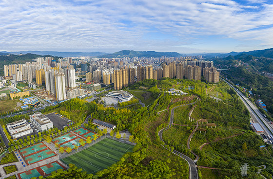 (4)青山环抱的达川城区.jpg