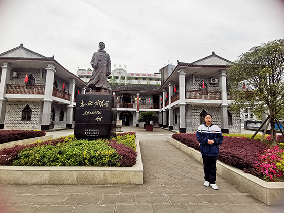 (2)清溪宏文校学生讲解“工”字楼历史.jpg