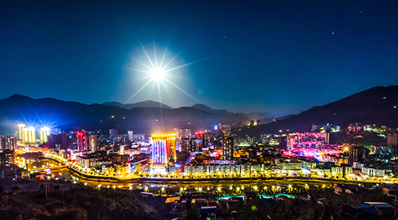 万源城市夜景  万源市发展和改革局供图.jpg