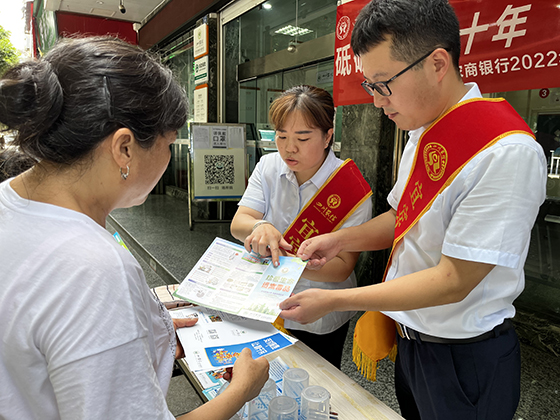 2工作人员为民众讲解禁毒知识.jpg